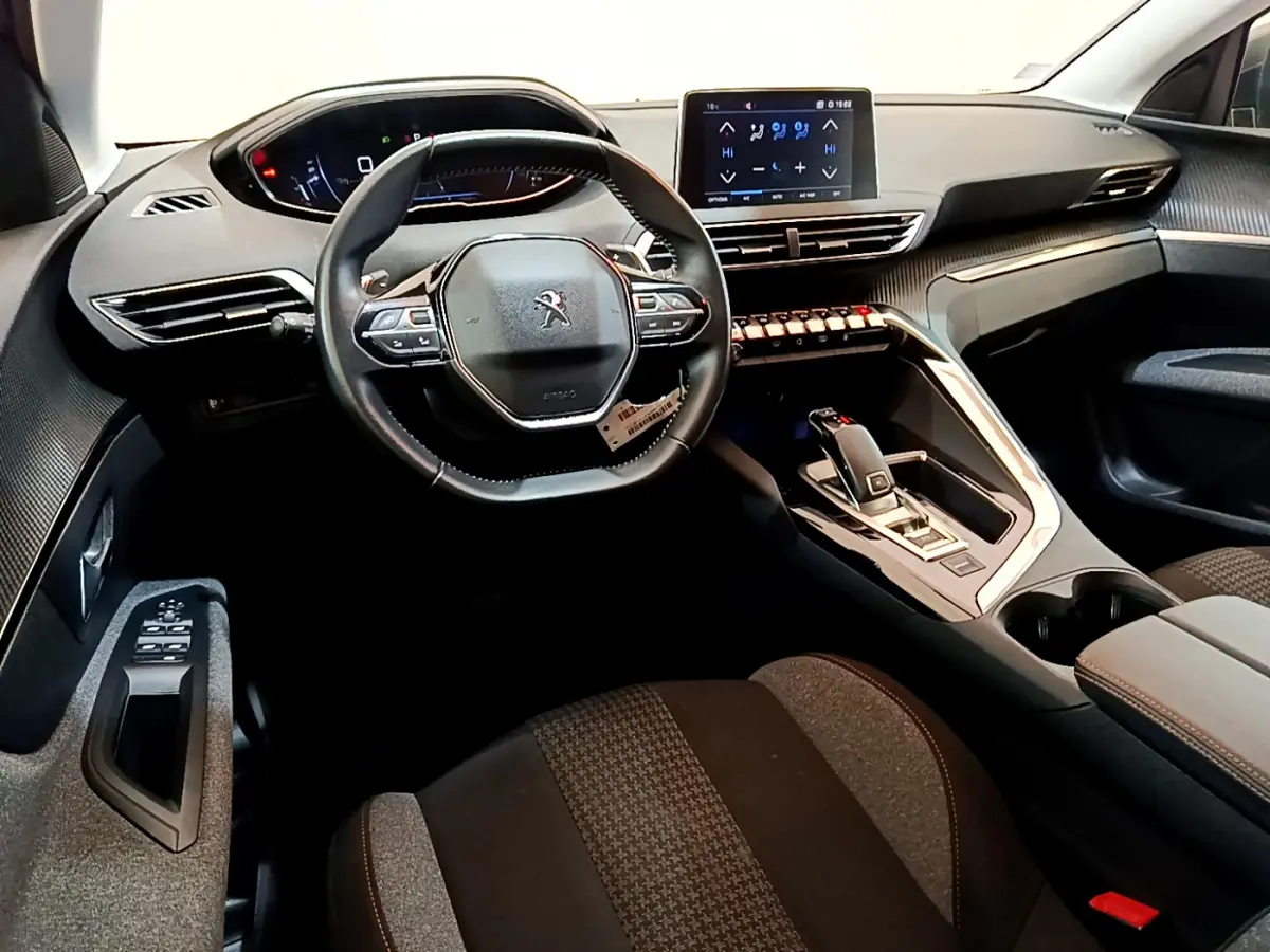 Intérieur Peugeot 3008 2020 vue côté conducteur, tableau de bord moderne avec écran tactile et volant cuir compact.