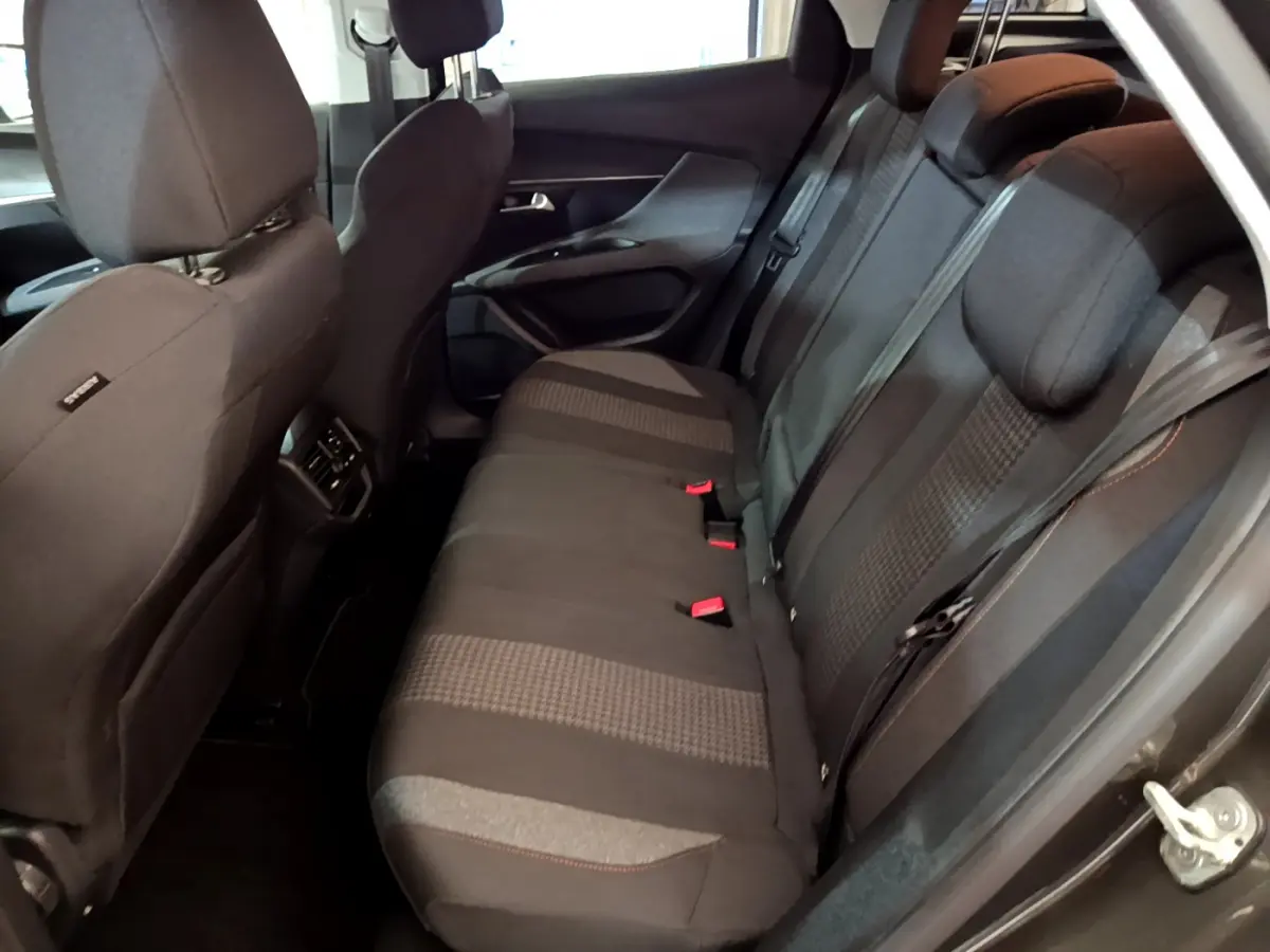 Vue intérieure côté droit des sièges arrière noirs du Peugeot 3008 2020 avec ceintures et appuie-têtes visibles.