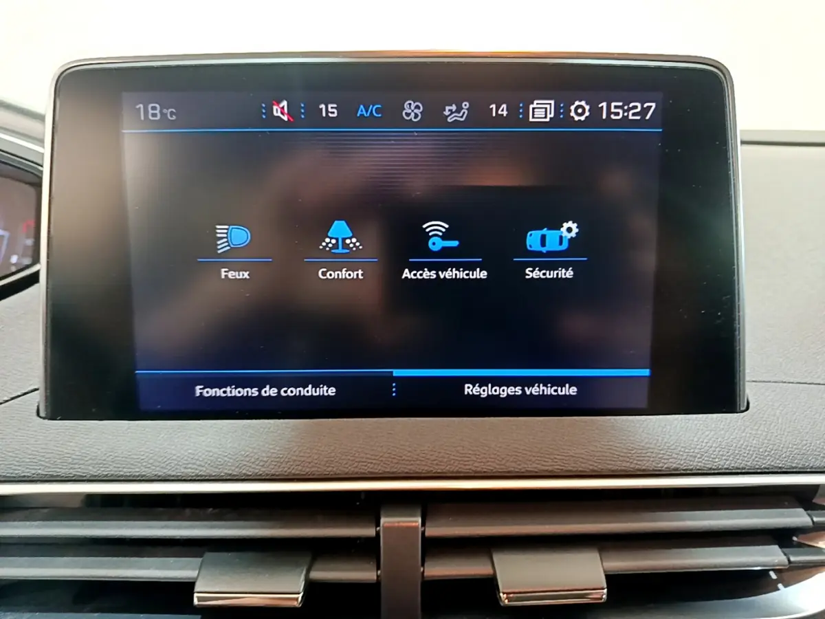 Écran tactile central du tableau de bord du Peugeot 3008 2020 affichant les réglages Feux, Confort, Accès véhicule et Sécurité.