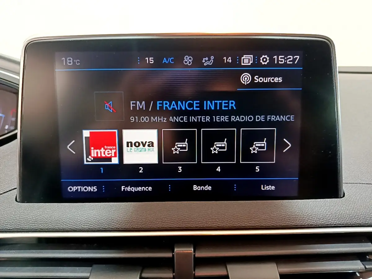 Écran tactile central affichant la radio FM France Inter dans l'habitacle du Peugeot 3008 gris foncé de 2020.