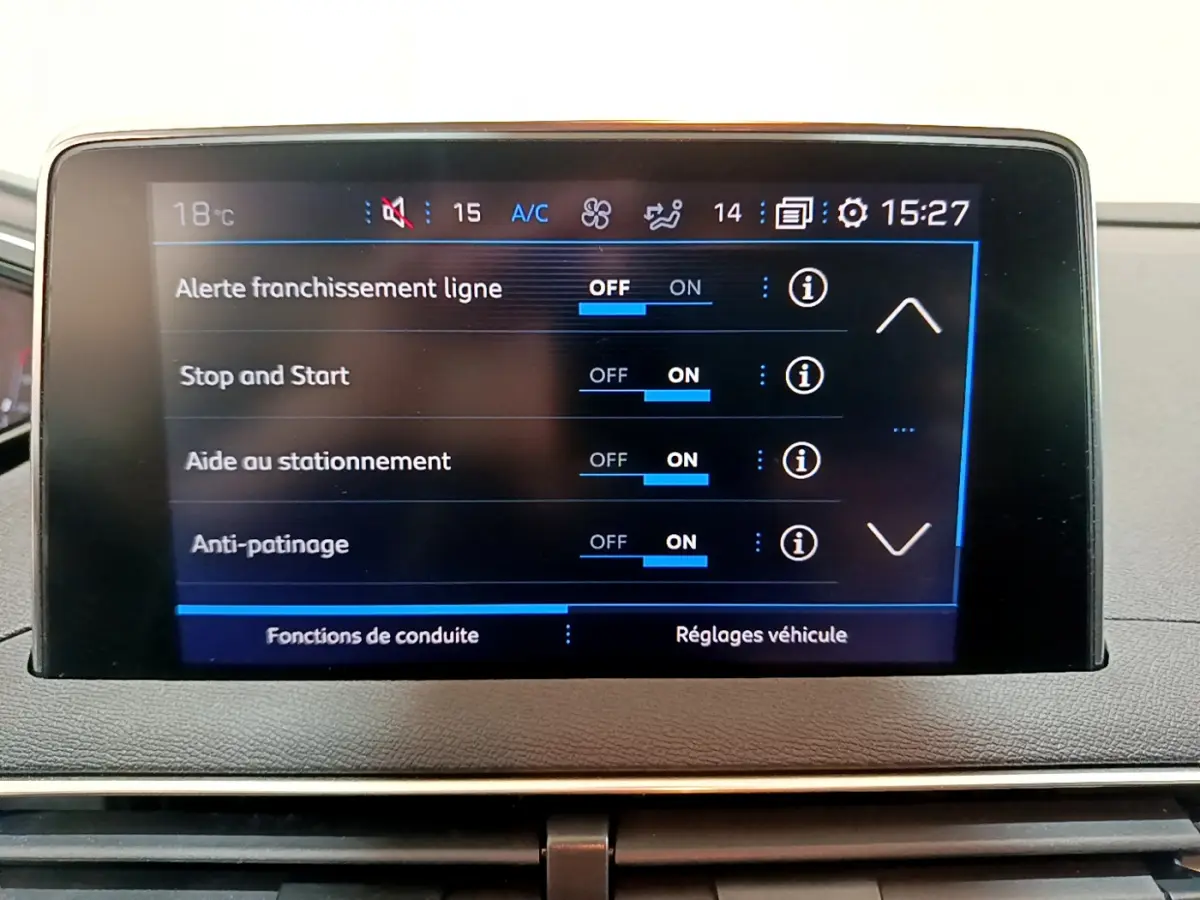 Écran tactile central du tableau de bord du Peugeot 3008 2020 affichant les réglages d'aide à la conduite.