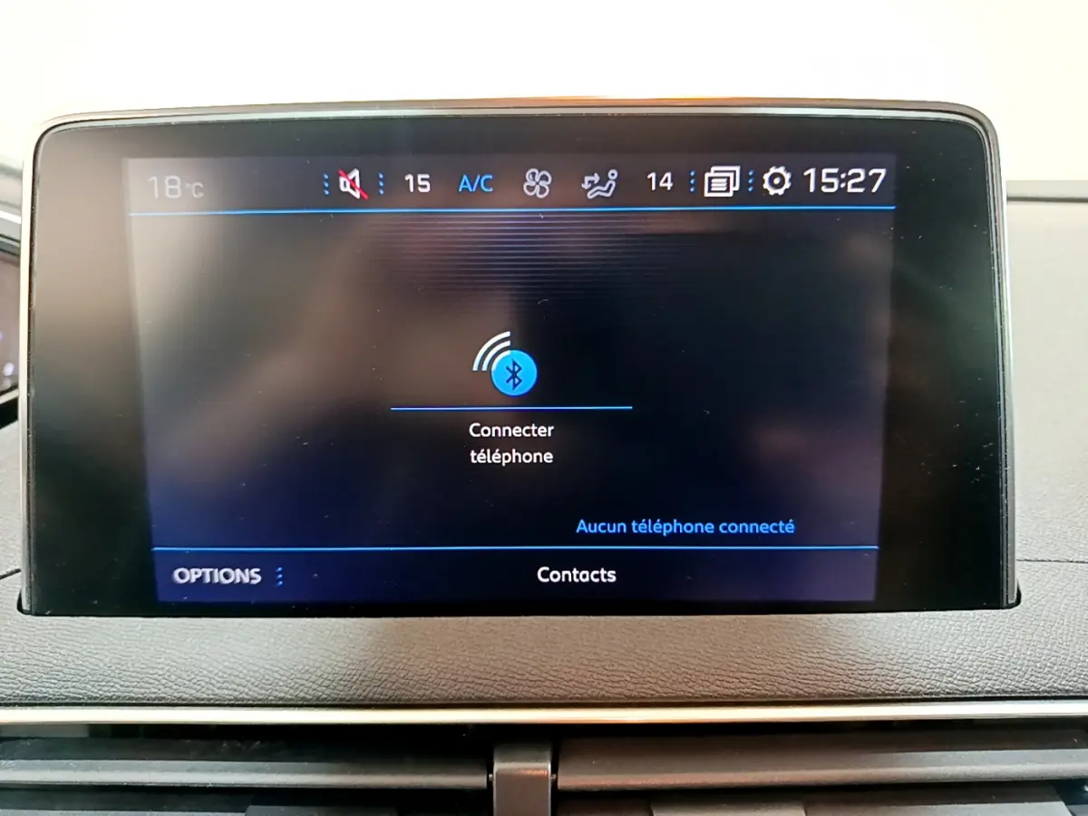 Écran tactile central du tableau de bord du Peugeot 3008 gris foncé, affichant la connexion Bluetooth au téléphone.