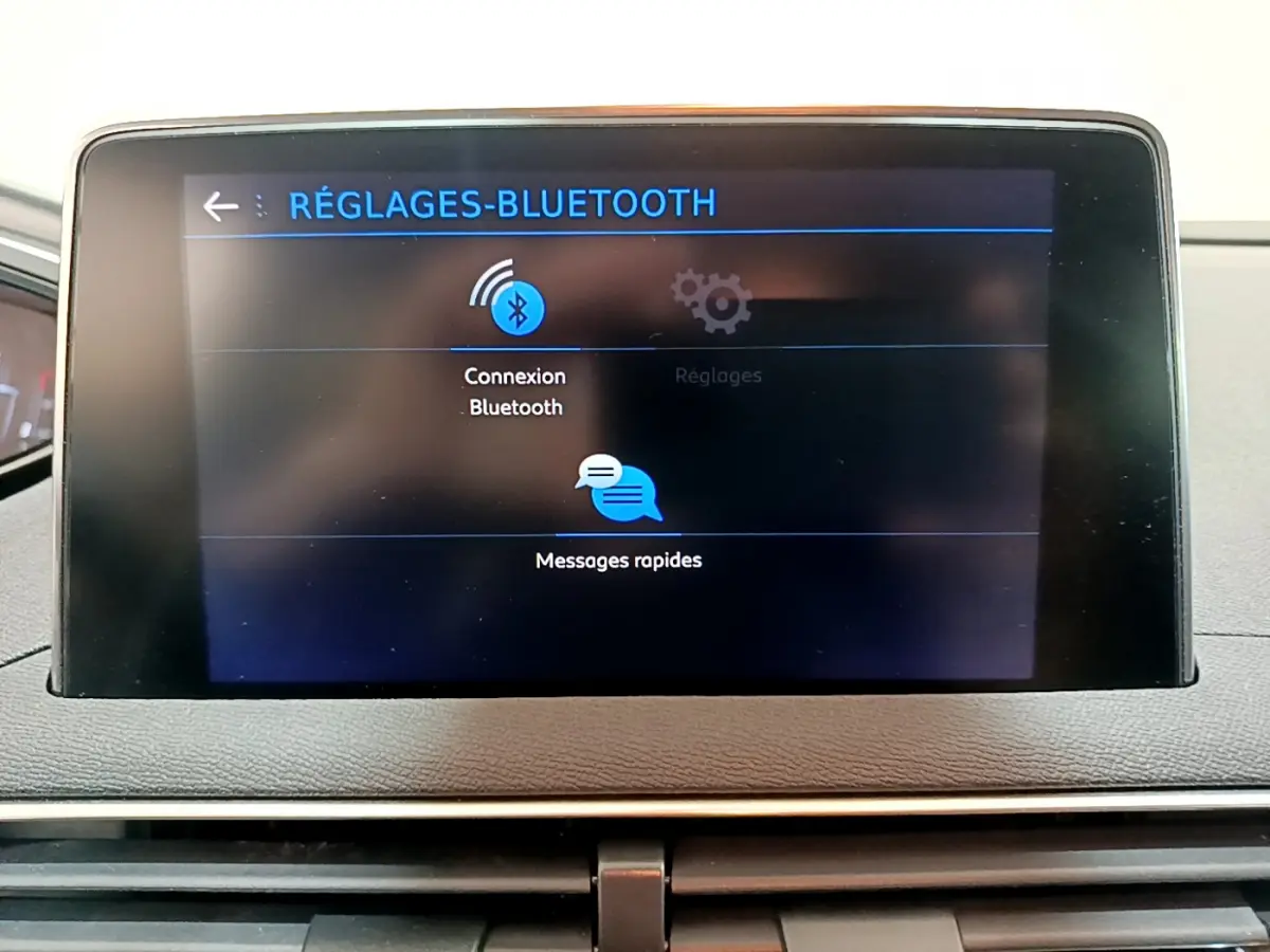Écran tactile central du tableau de bord du Peugeot 3008 2020 affichant les réglages Bluetooth en intérieur.