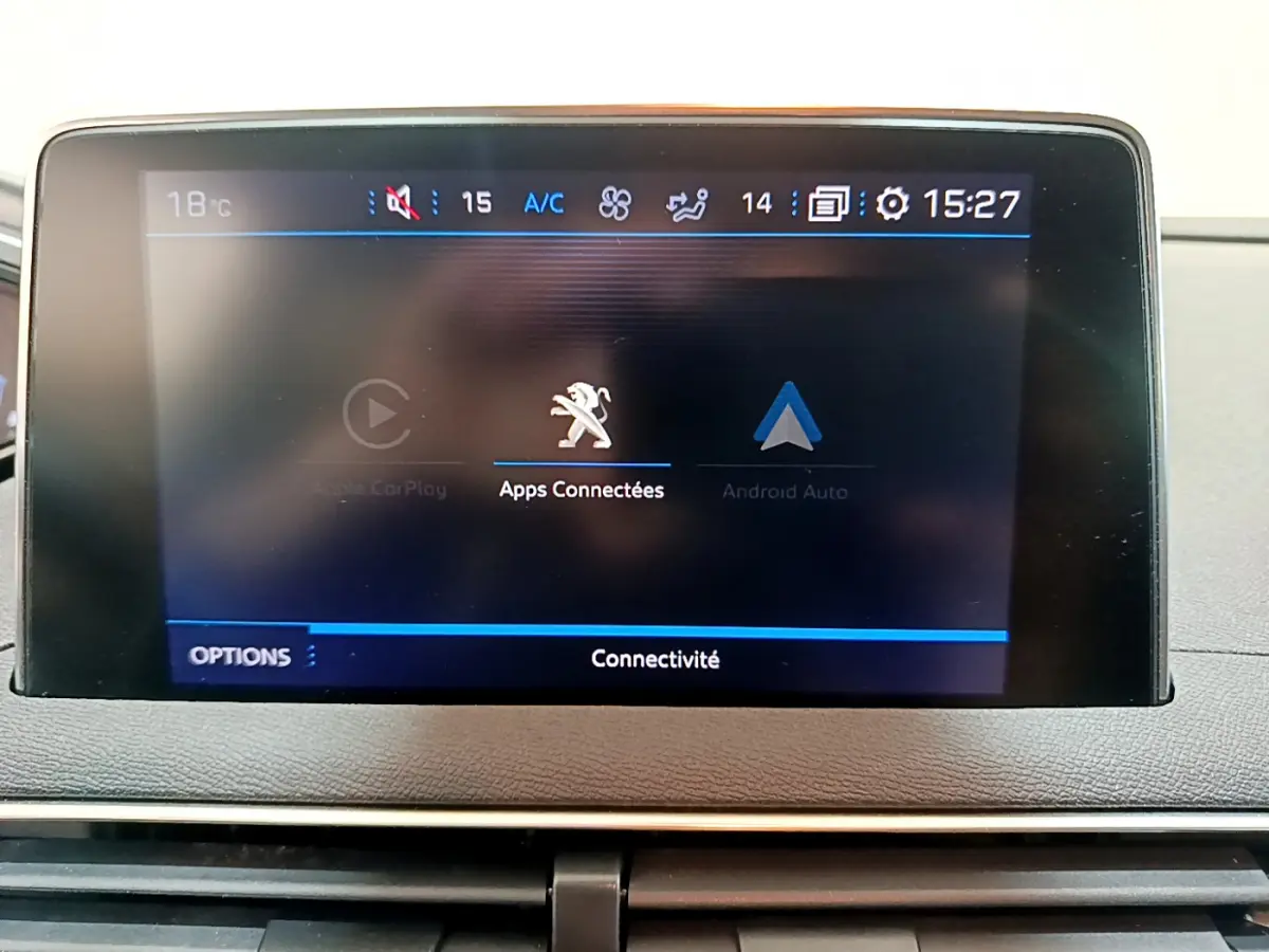 Écran tactile central du tableau de bord du Peugeot 3008 2020 affichant les options de connectivité Apple CarPlay et Android Auto.
