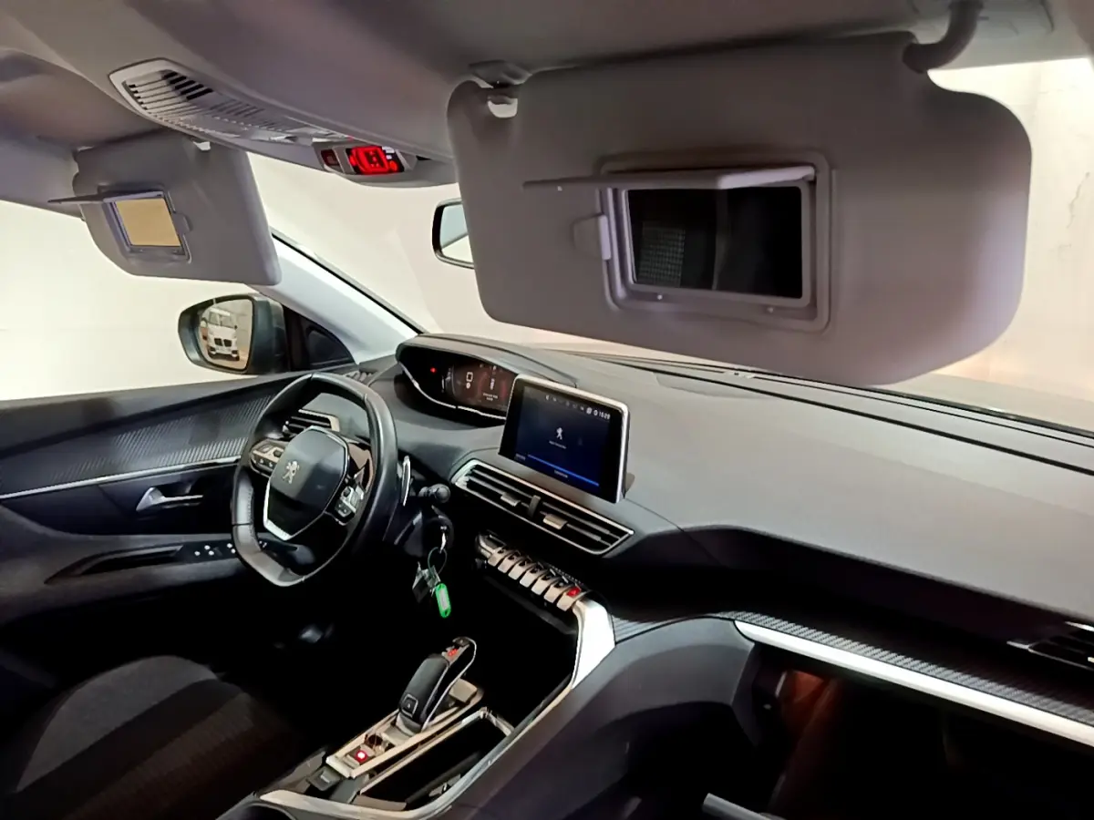 Intérieur avant du Peugeot 3008 2020, vue côté conducteur, volant cuir et écran tactile central visible.