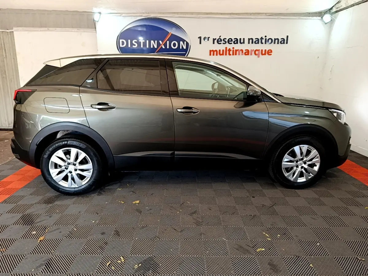 Peugeot 3008 gris foncé vue de profil côté droit dans un showroom avec logo Distinxion en arrière-plan