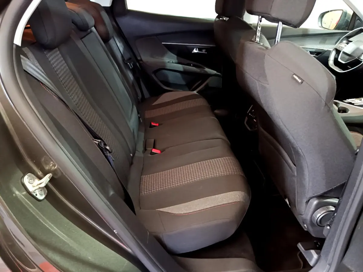Vue intérieure côté gauche des sièges arrière en tissu gris foncé du Peugeot 3008 2020 version Active Business.