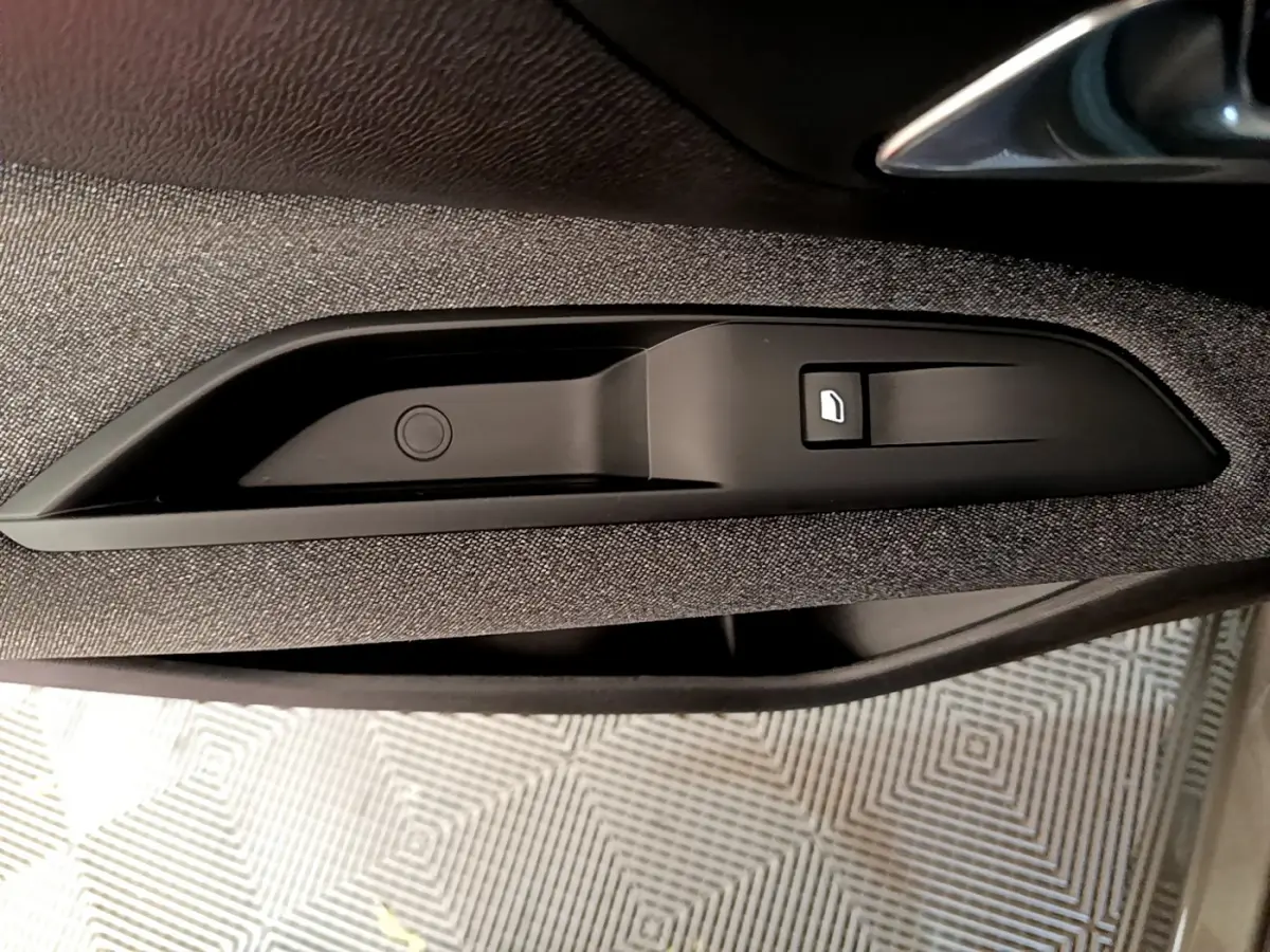 Détail de la commande de lève-vitre sur la porte intérieure tissu gris du Peugeot 3008 BlueHDi 130 2020