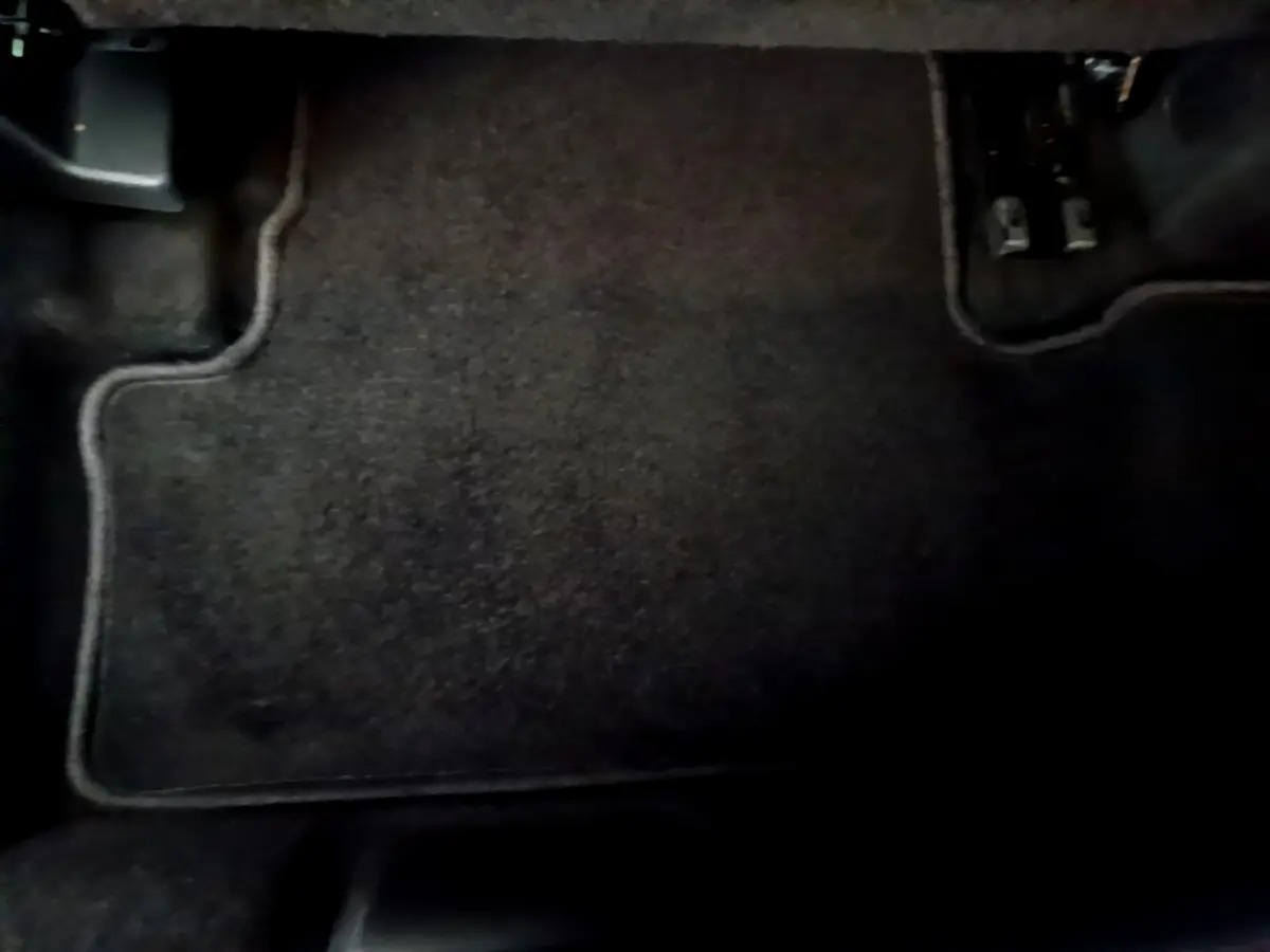 Tapis de sol noir côté conducteur du Peugeot 3008 gris foncé, vue rapprochée de l'intérieur au sol.