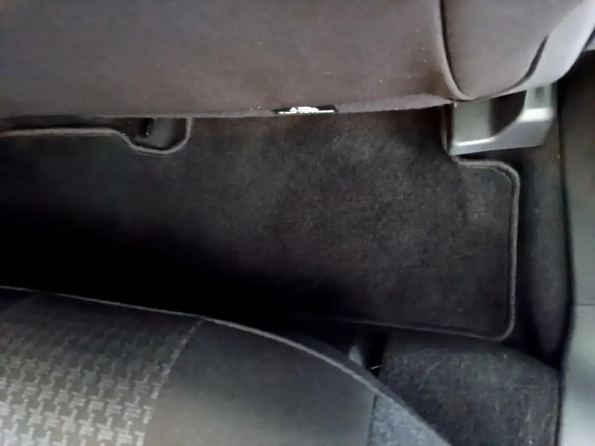 Vue rapprochée du tapis de sol noir côté passager arrière du Peugeot 3008 gris foncé 2020.