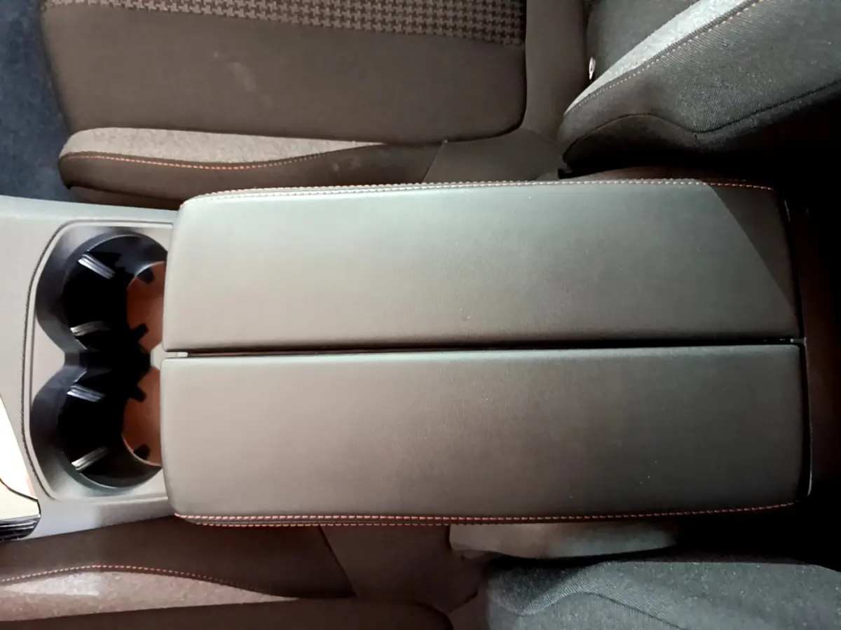 Accoudoir central en cuir noir avec surpiqûres rouges, console et porte-gobelets du Peugeot 3008 2020.