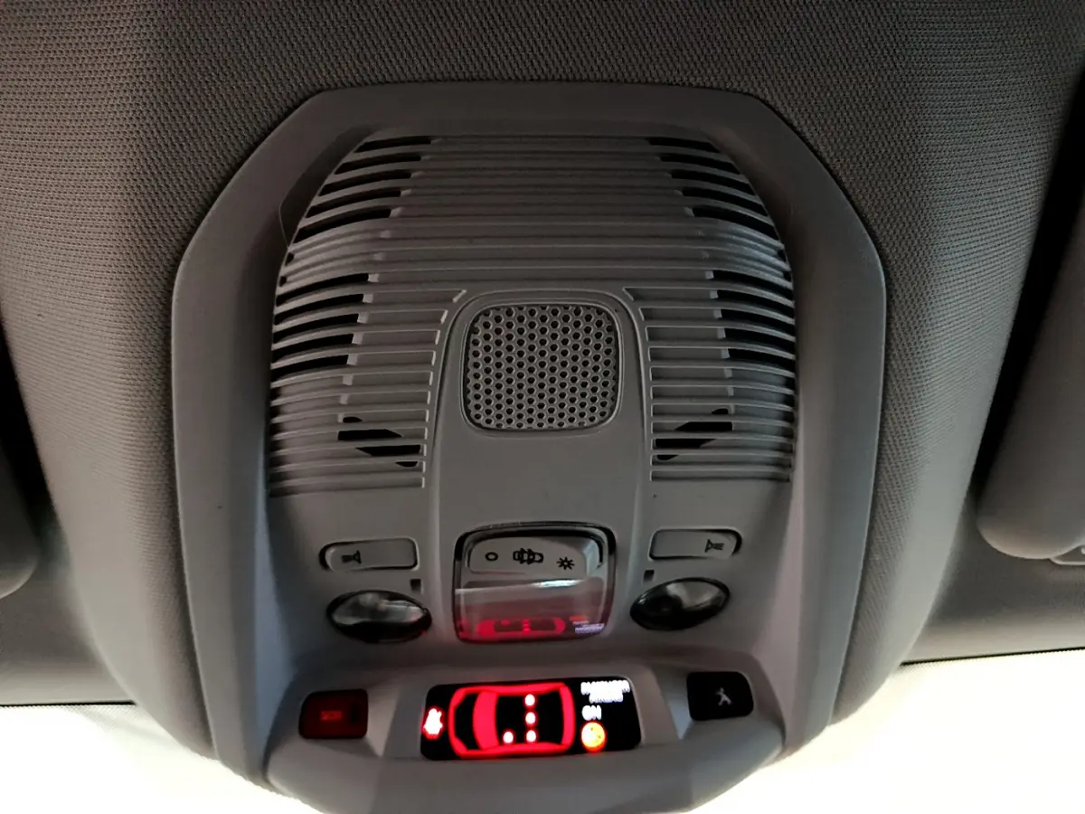 Vue en gros plan du plafonnier gris clair avec commandes d'éclairage et affichage digital du système de sécurité du Peugeot 3008.