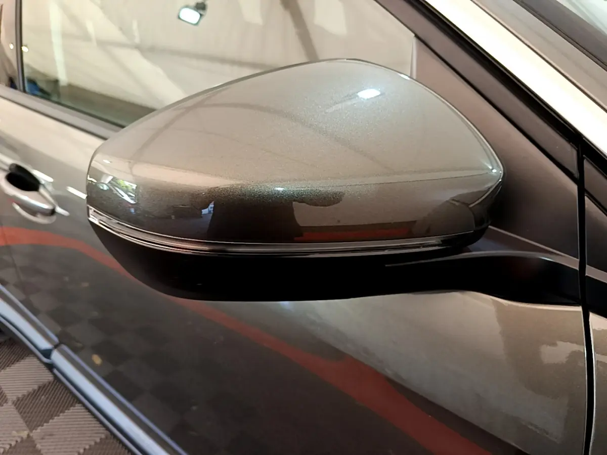 Rétroviseur droit gris foncé du Peugeot 3008 2020, avec clignotant intégré et carrosserie visible en arrière-plan.