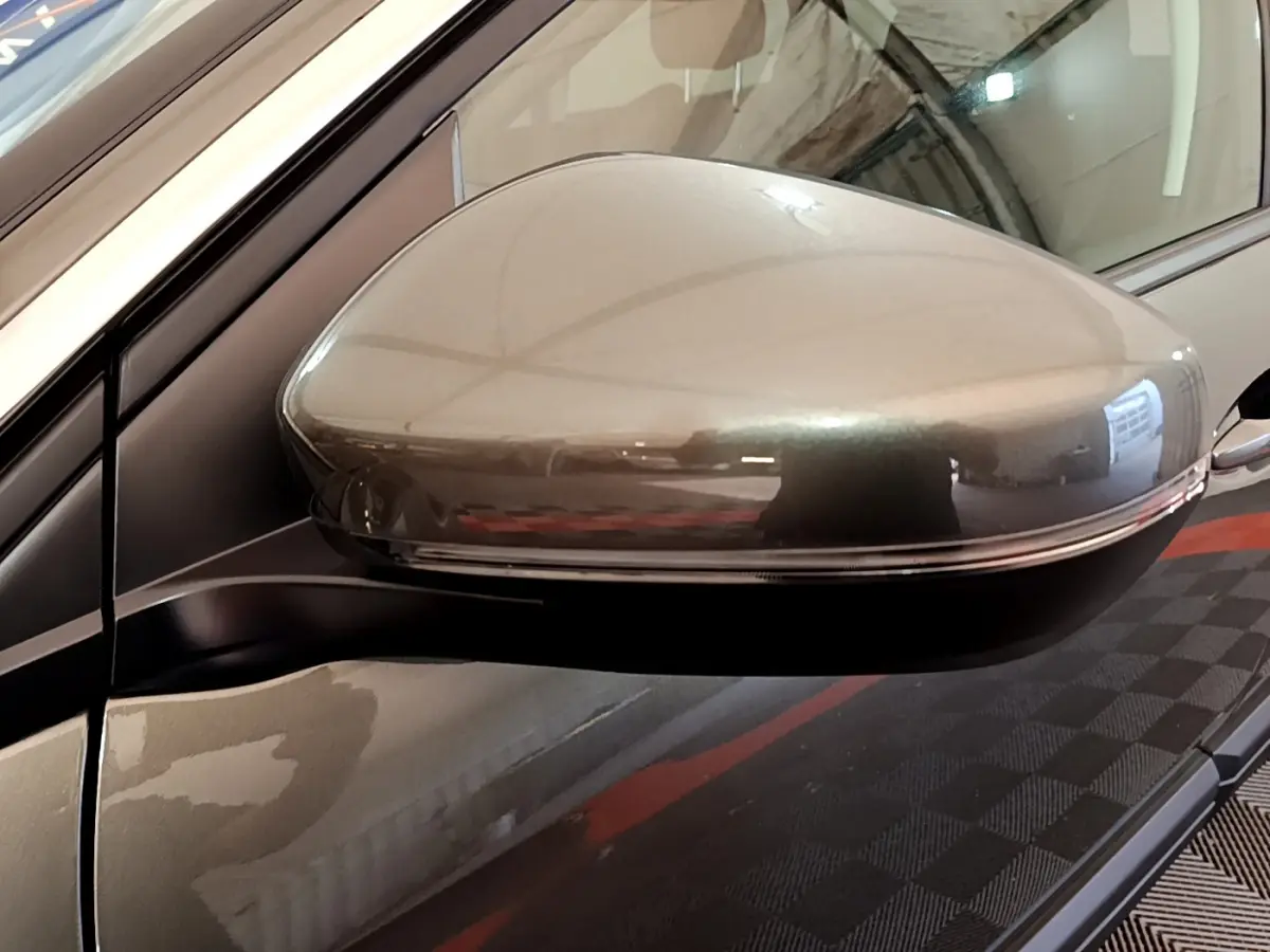 Rétroviseur côté gauche gris foncé du Peugeot 3008 2020, avec clignotant intégré et carrosserie brillante.