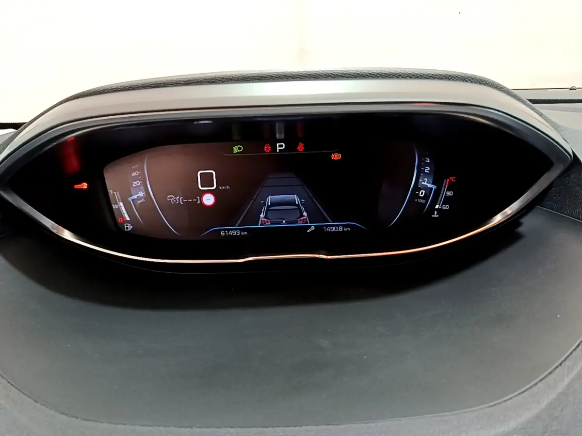 Tableau de bord numérique du Peugeot 3008 2020 affichant la vitesse, la température et l'état du véhicule.