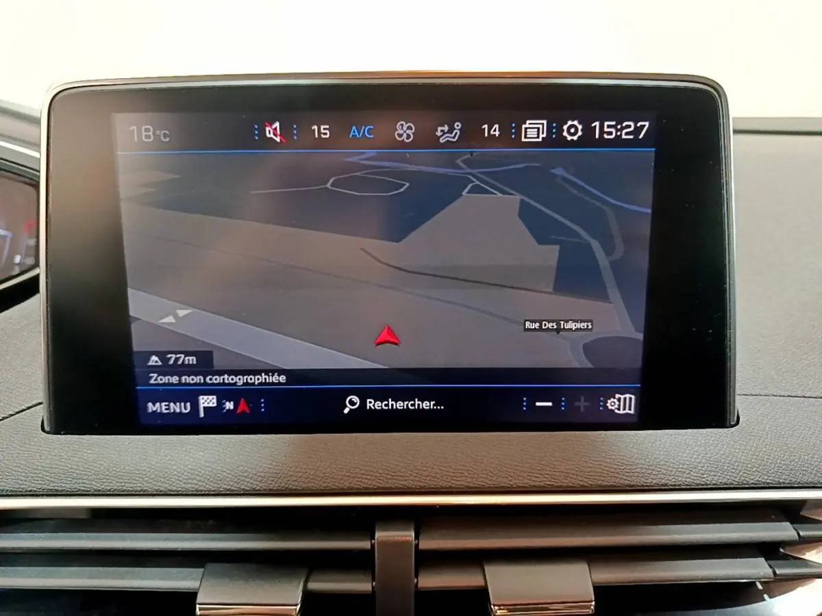 Écran tactile central du tableau de bord du Peugeot 3008 2020 affichant la navigation GPS en intérieur.