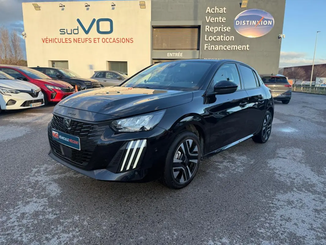 Peugeot 208 Hybrid 110 e-DCS6 Allure noire vue en 3/4 avant droit, avec jantes alliage et feux diurnes à LED distinctifs.