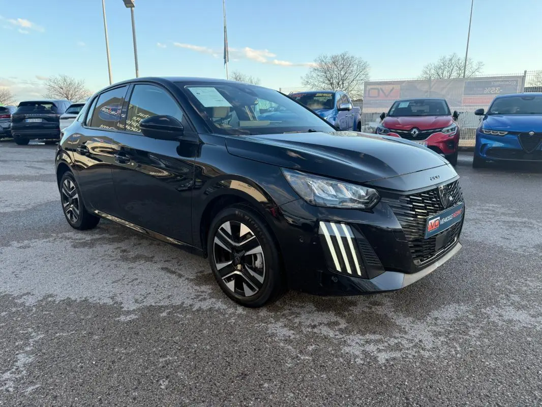 Peugeot 208 Hybrid noir vue 3/4 avant droit, avec feux diurnes à trois bandes LED et jantes alliage 16 pouces.
