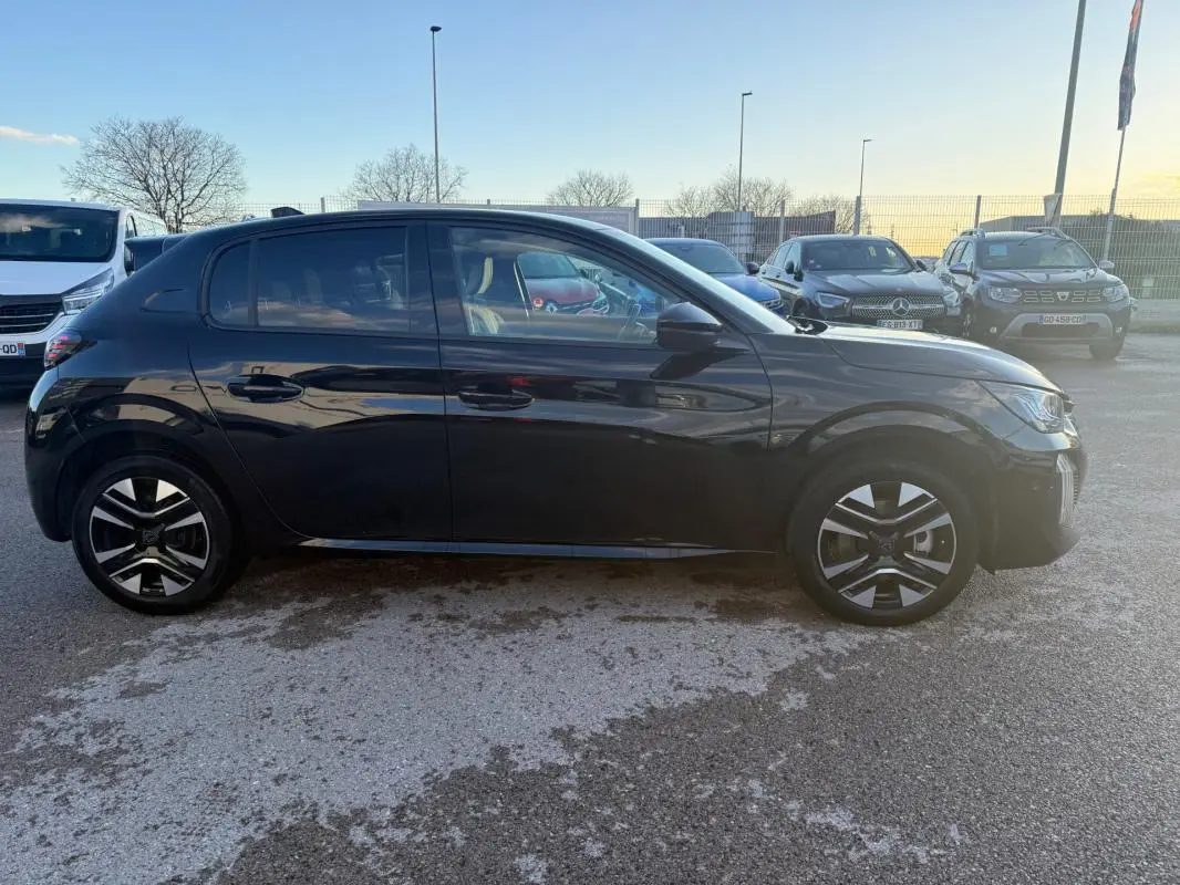 Profil côté gauche d'une Peugeot 208 Hybrid 110 e-DCS6 Allure noire de 2024 avec jantes alliage 16 pouces.
