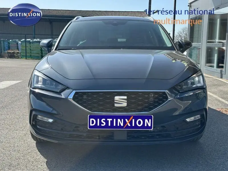 Vue frontale d'une SEAT LEON ST 2.0 TDI 115ch STYLE XL gris magnétique métallisé avec calandre hexagonale distinctive.