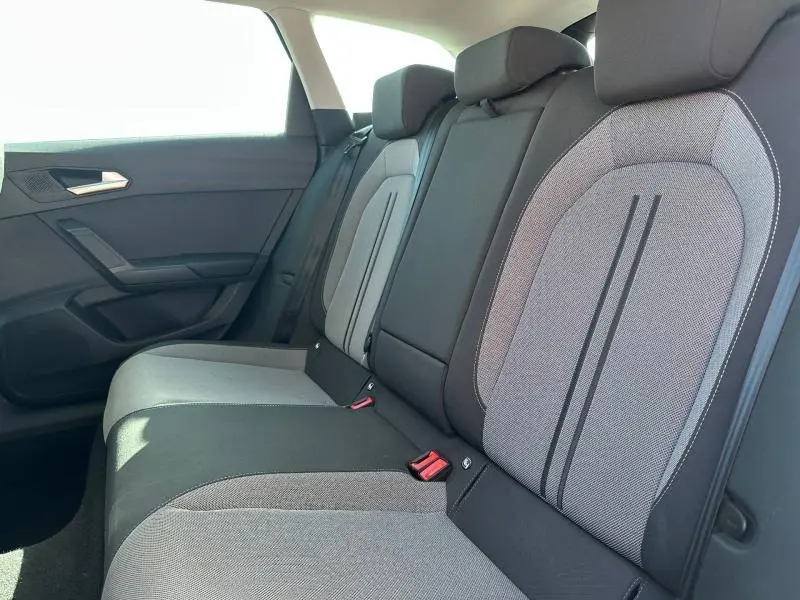 Vue intérieure du siège arrière côté droit de la SEAT LEON ST 2.0 TDI 115ch STYLE XL 2025 avec sellerie grise bicolore.