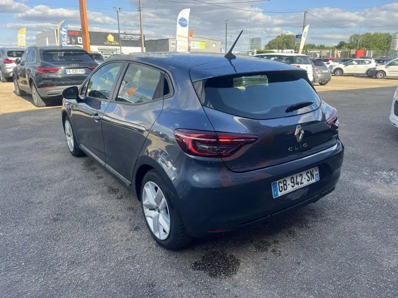 Renault Clio gris titanium vue 3/4 arrière droit sur parking, avec feux arrière LED et jantes alliage.