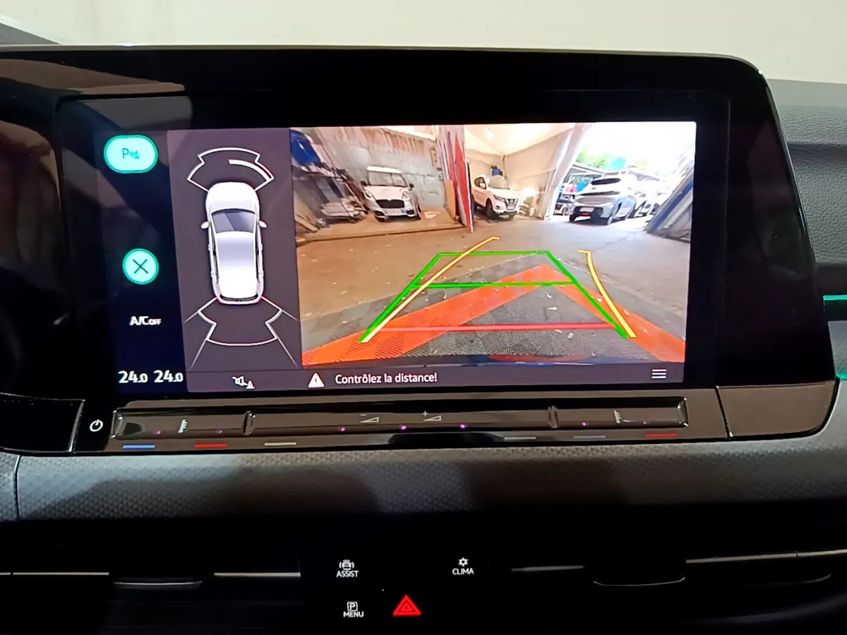 Écran tactile central de la Volkswagen Golf 2022 affichant la caméra de recul avec guidage coloré en intérieur de garage.