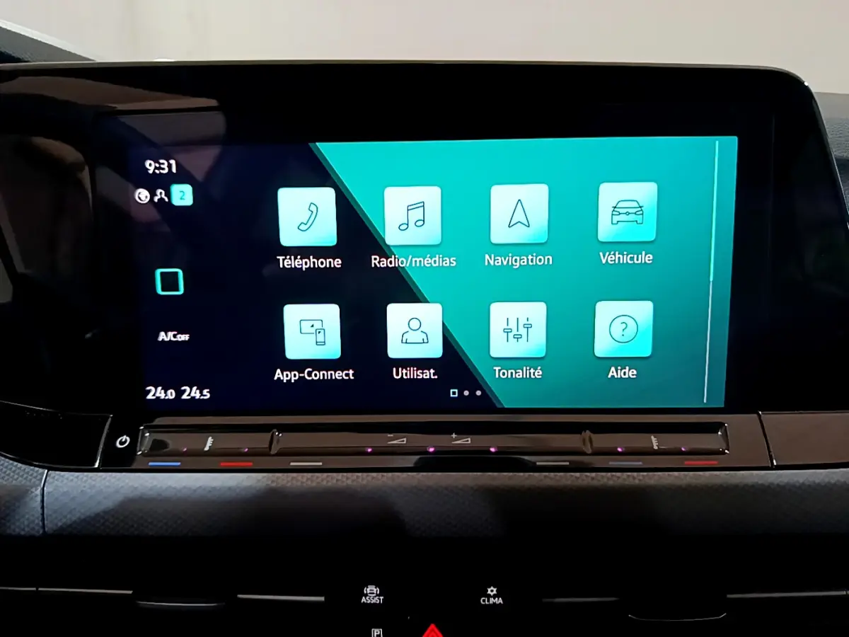 Écran tactile central de la Volkswagen Golf 1.0 TSI 2022 affichant les menus téléphone, navigation et véhicule en intérieur noir.