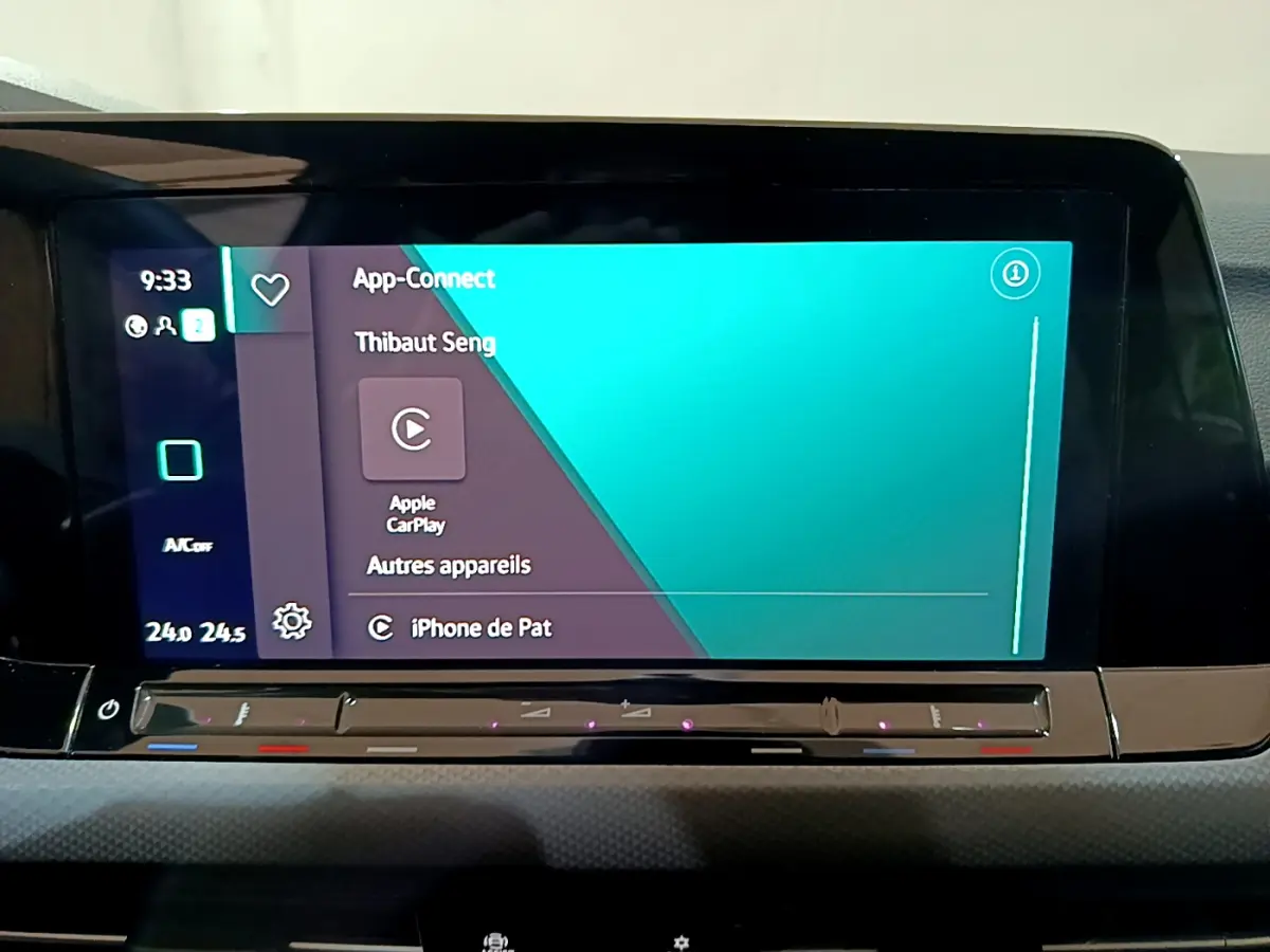 Écran tactile central de la Volkswagen Golf 1.0 TSI Active 2022 affichant Apple CarPlay, vue intérieure frontale.