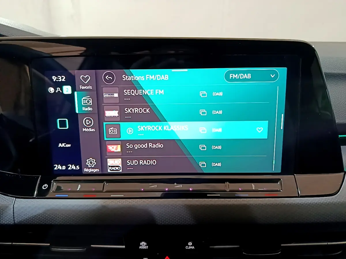 Écran tactile central de la Volkswagen Golf 1.0 TSI Active 2022 affichant les stations FM/DAB avec interface moderne.