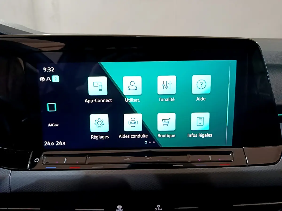 Écran tactile central de la Volkswagen Golf 1.0 TSI Active 2022 affichant le menu des aides à la conduite.