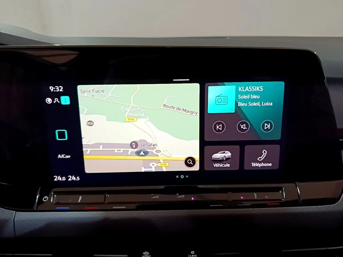 Écran tactile central de la Volkswagen Golf 1.0 TSI 2022 affichant navigation et interface multimédia.