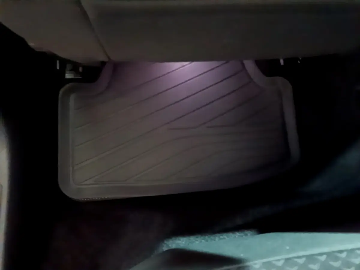 Tapis de sol noir côté conducteur d'une Volkswagen Golf 1.0 TSI 2022 essence, vue rapprochée intérieure.