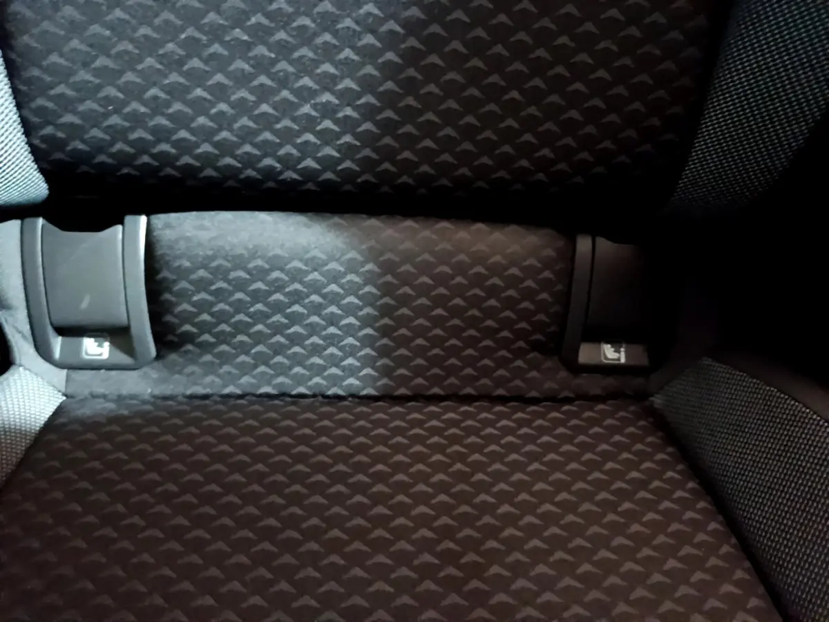 Gros plan sur le tissu noir à motifs géométriques de la banquette arrière de la Volkswagen Golf 1.0 TSI 2022.