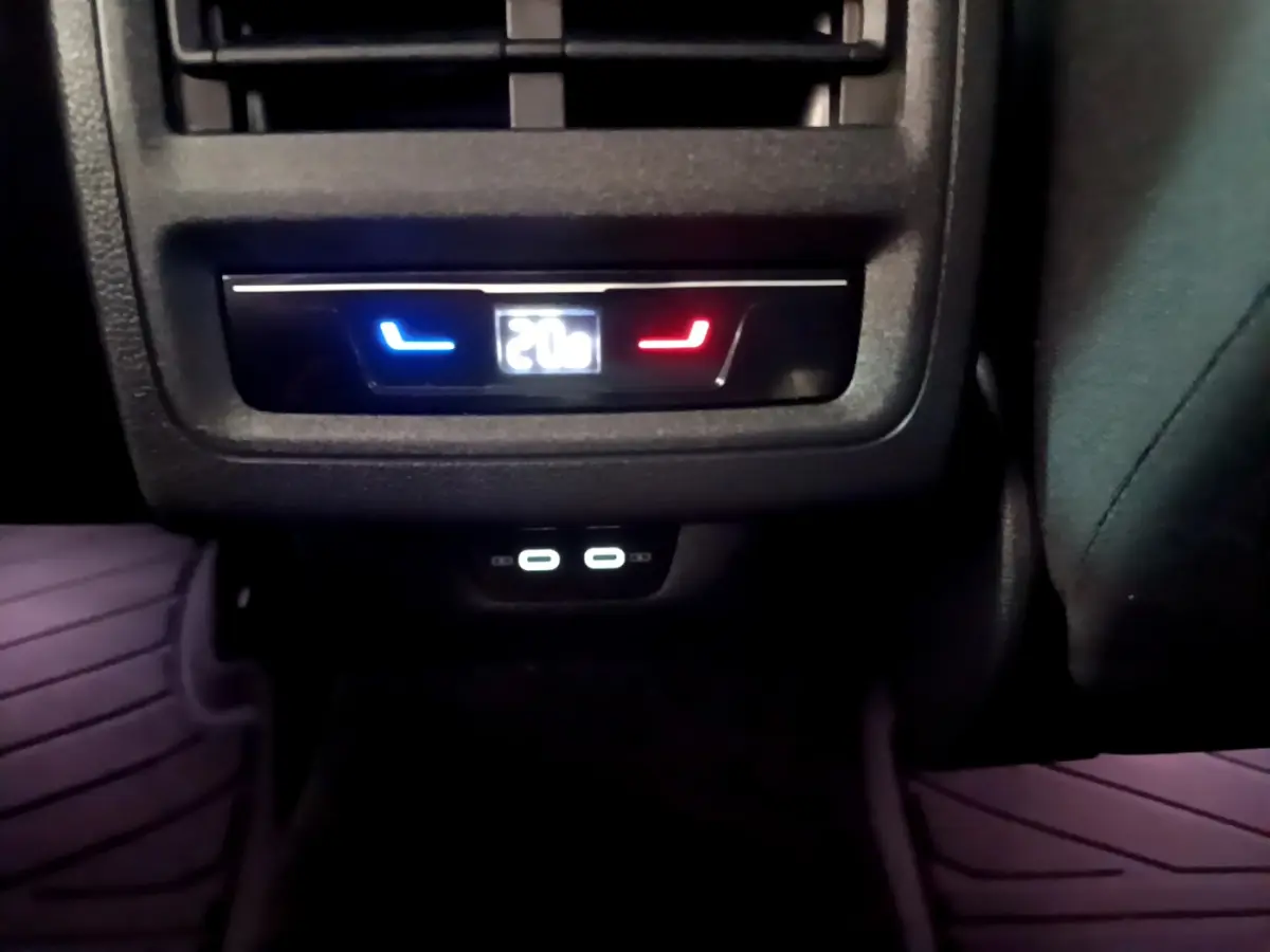Panneau de climatisation arrière avec réglage digital à 20°C et ports USB-C dans une Volkswagen Golf bleue 2022.