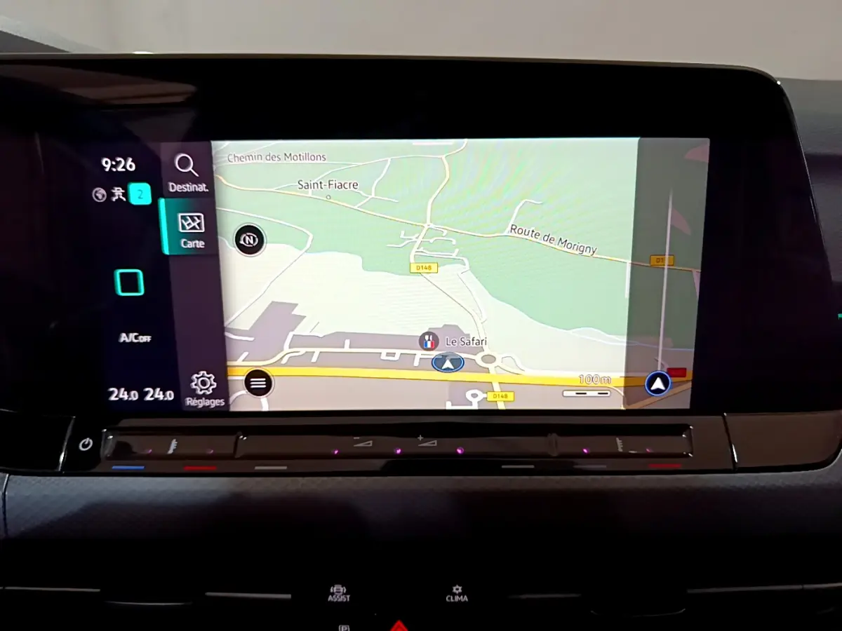 Écran tactile central de la Volkswagen Golf 1.0 TSI Active 2022 affichant la navigation avec carte détaillée.