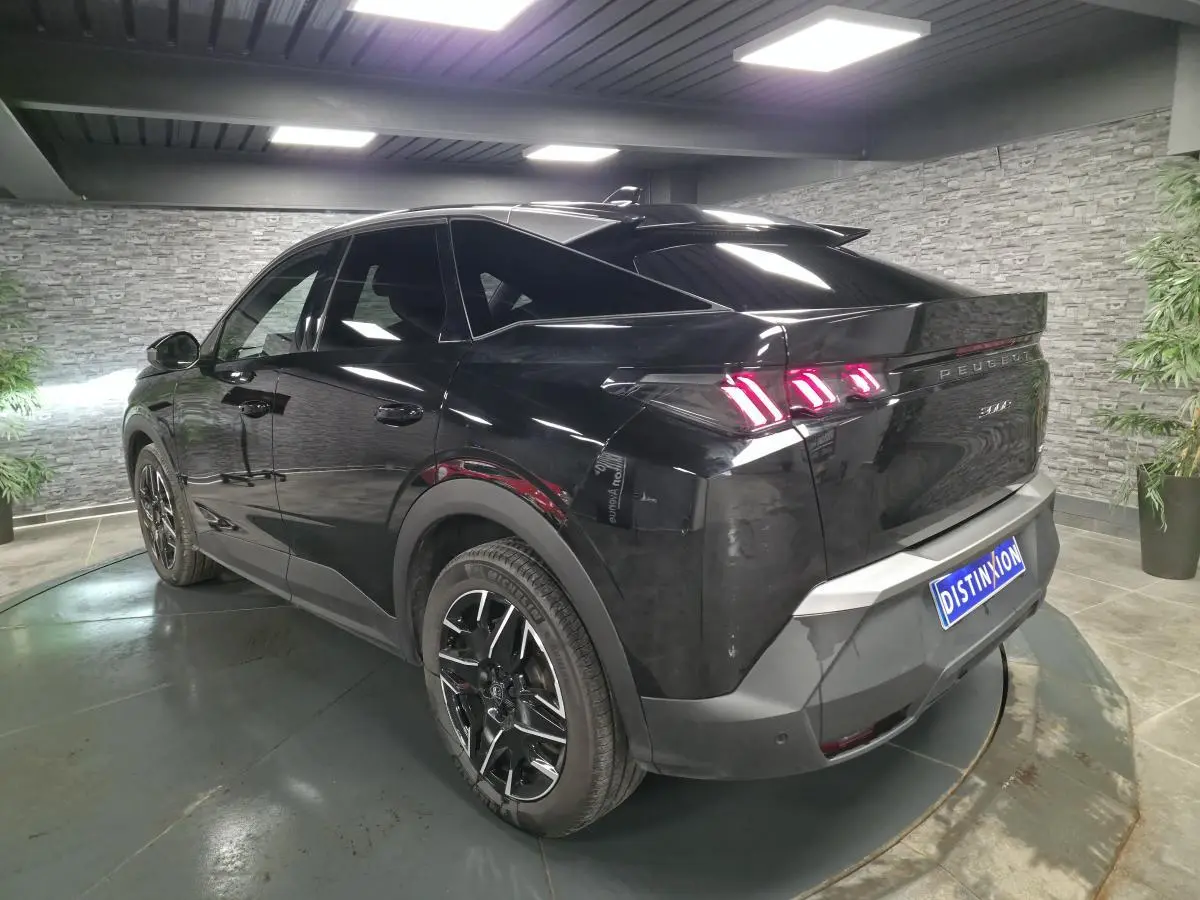 Peugeot 3008 noir vue 3/4 arrière droit, feux arrière LED à 3 griffes et jantes alliage 19 pouces diamantées.