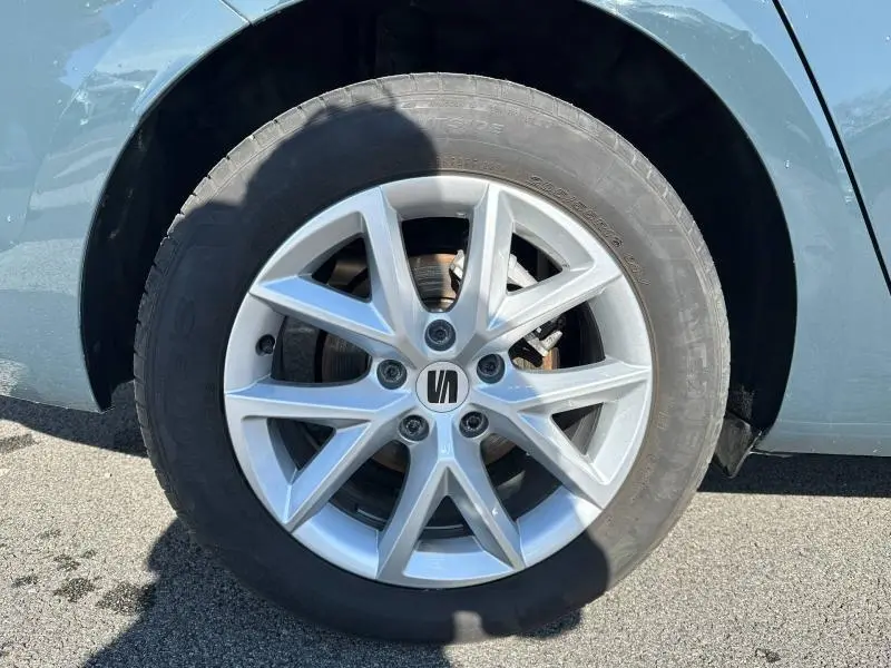 Gros plan sur la roue avant gauche avec jante argentée du SEAT LEON ST Bleu Saphir Métallisée 2025.