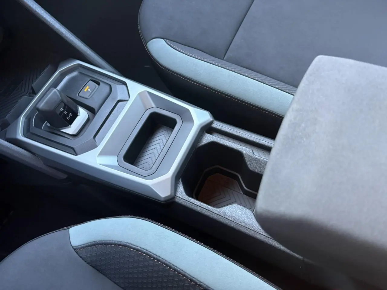 Vue rapprochée de la console centrale grise et des sièges TEP MicroCloud gris du Dacia Duster ECO-G 120 Auto Extrême 2026.