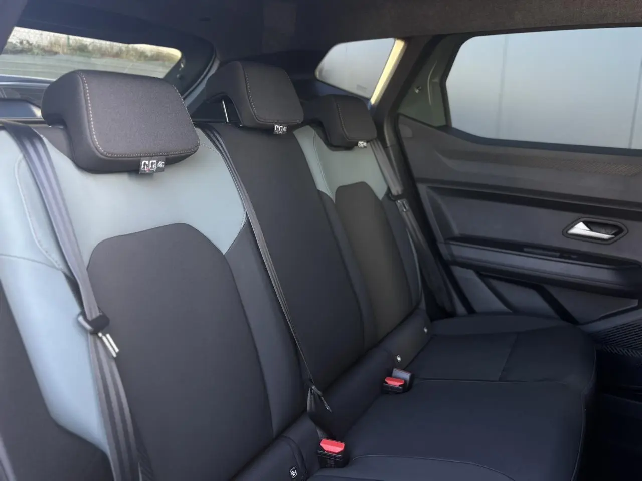 Vue latérale droite de la banquette arrière bicolore noire et gris clair du Dacia Duster 2026 ECO-G 120 Auto Extrême.