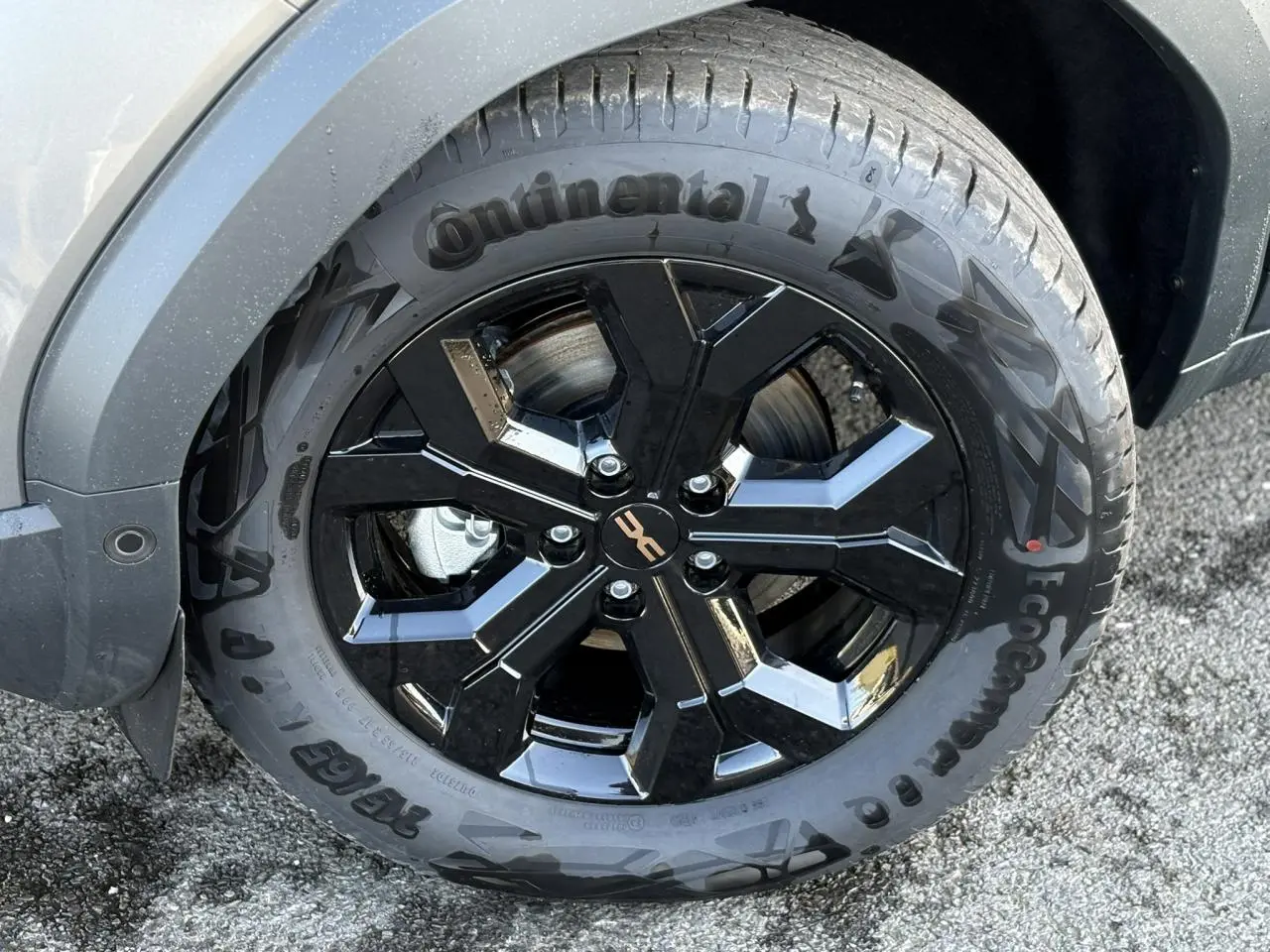 Gros plan sur la jante alliage noire 17 pouces du Dacia Duster Gris Schiste, avec pneu Continental visible.