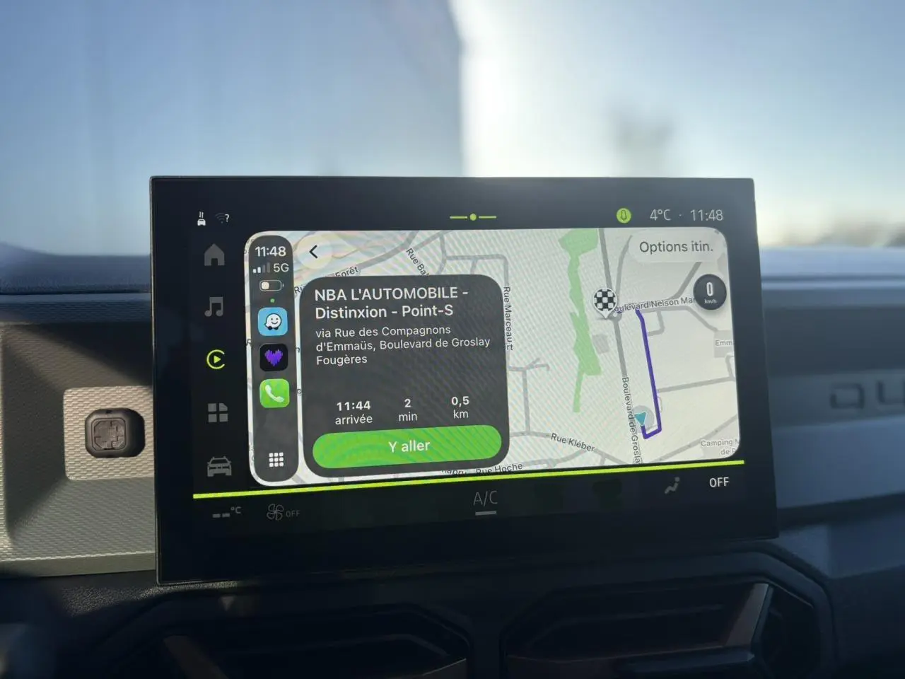 Écran tactile central 10 pouces du Dacia Duster gris schiste 2026 affichant une navigation GPS détaillée.