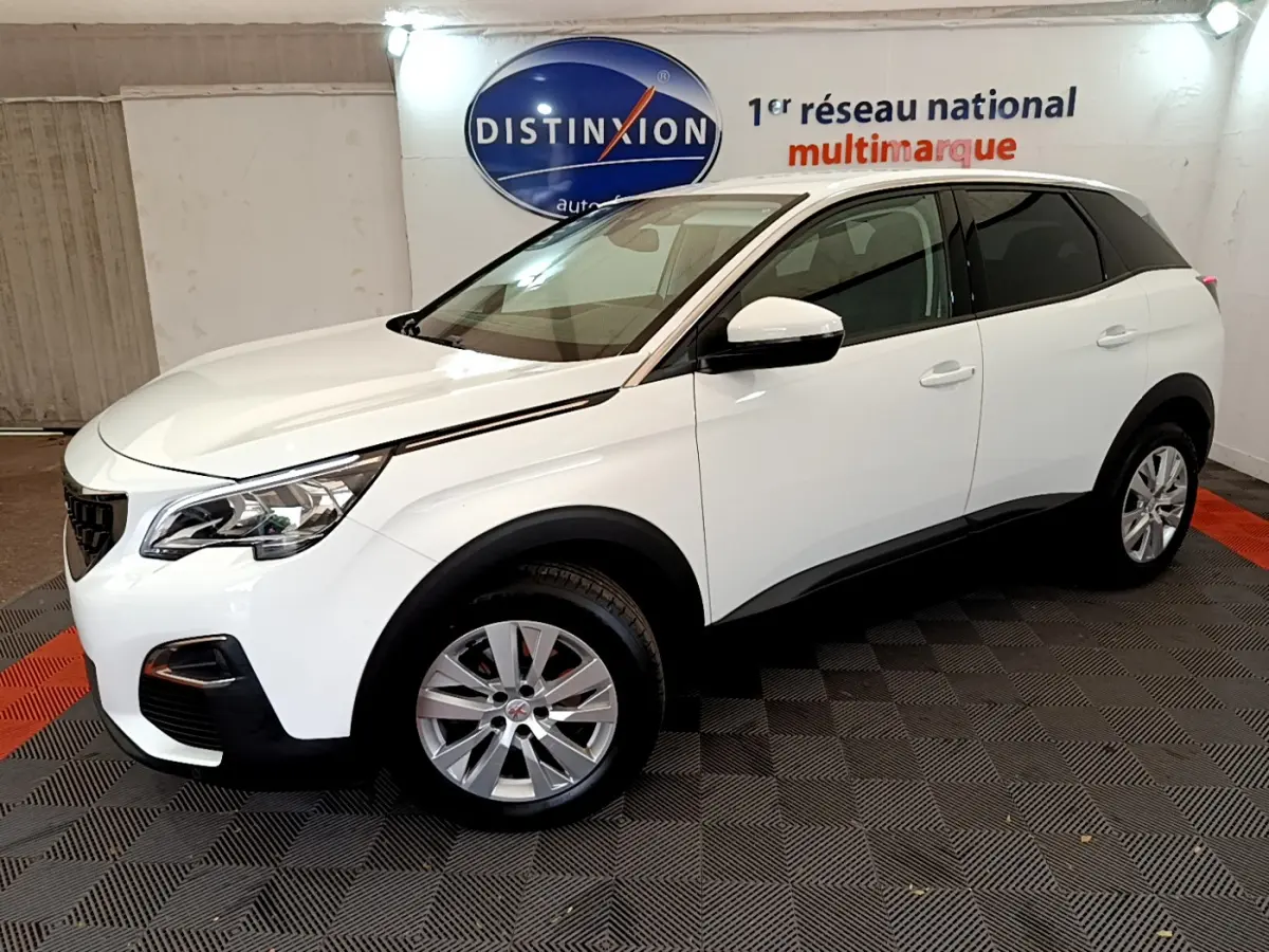 Peugeot 3008 blanc en vue 3/4 avant droit, avec jantes alliage et détails noirs contrastants sur les bas de caisse.