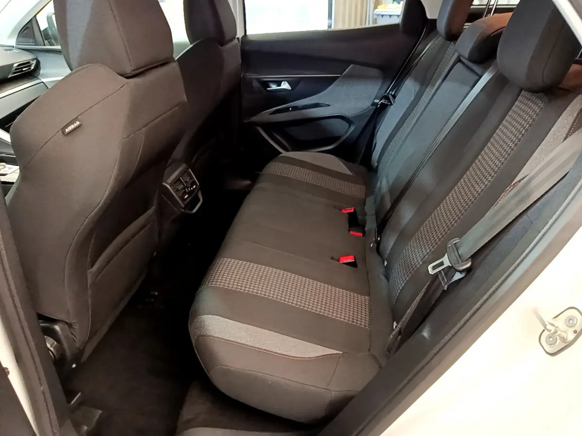 Vue intérieure côté droit des sièges arrière noirs du Peugeot 3008 blanc, avec ceintures et aérateurs centraux visibles.