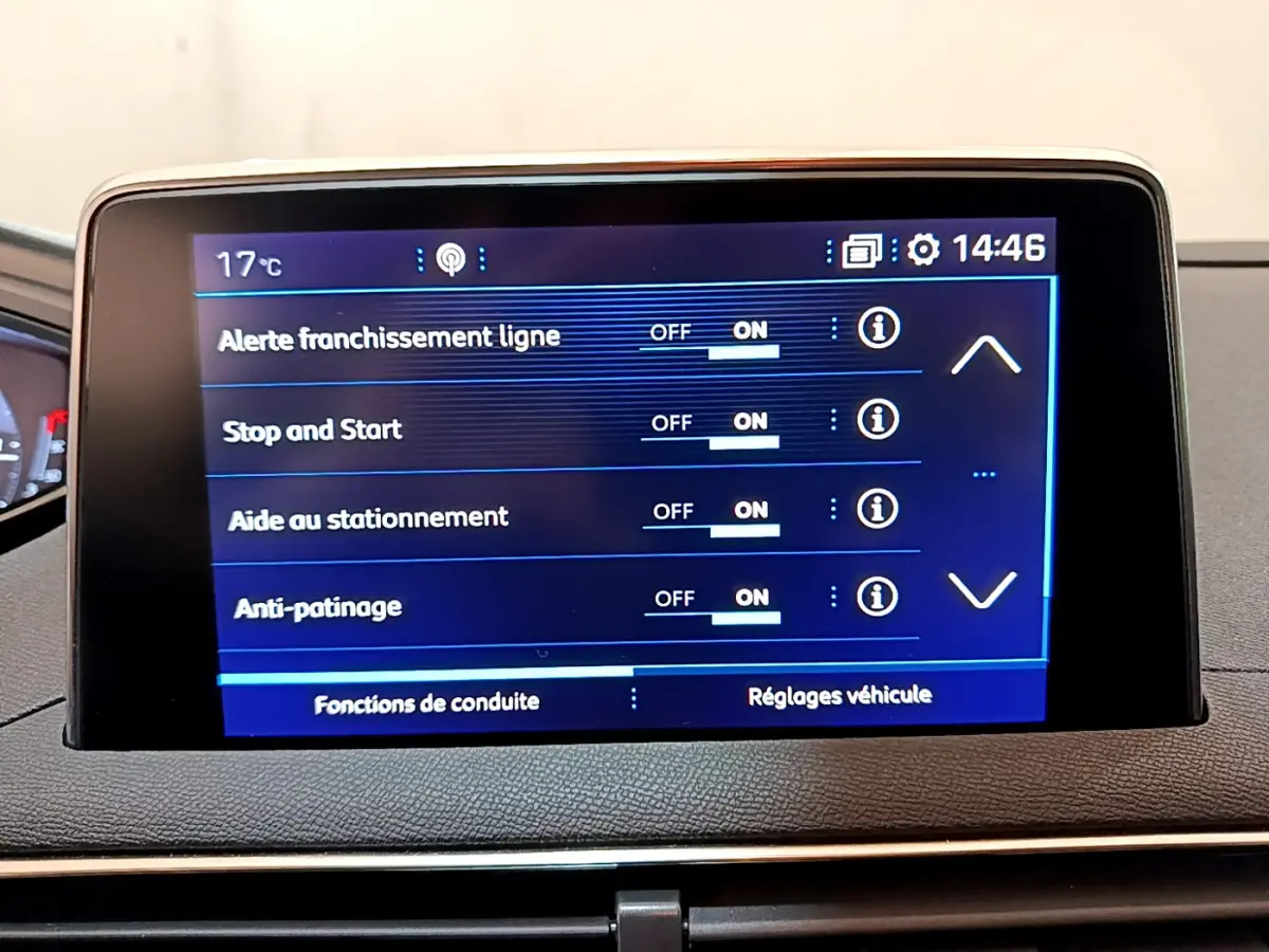 Écran tactile central du tableau de bord du Peugeot 3008 blanc, affichant les réglages d'aides à la conduite.