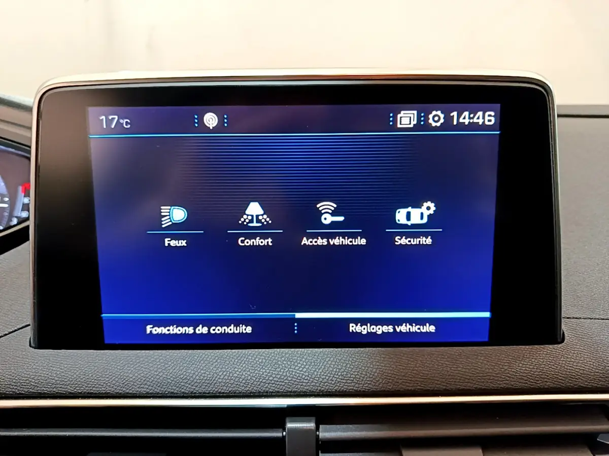 Écran tactile central du tableau de bord du Peugeot 3008 blanc, affichant les réglages de conduite et sécurité.