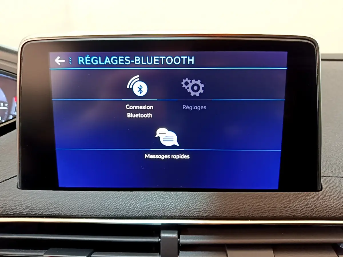 Écran tactile central du Peugeot 3008 2020 affichant les réglages Bluetooth dans l'habitacle noir.