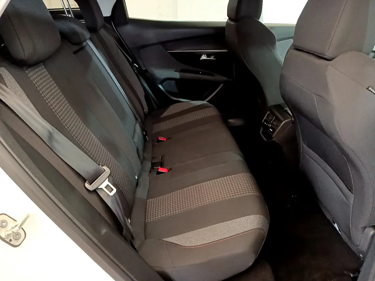Vue intérieure côté gauche sur la banquette arrière noire du Peugeot 3008 blanc, avec ceintures et appuie-têtes visibles.
