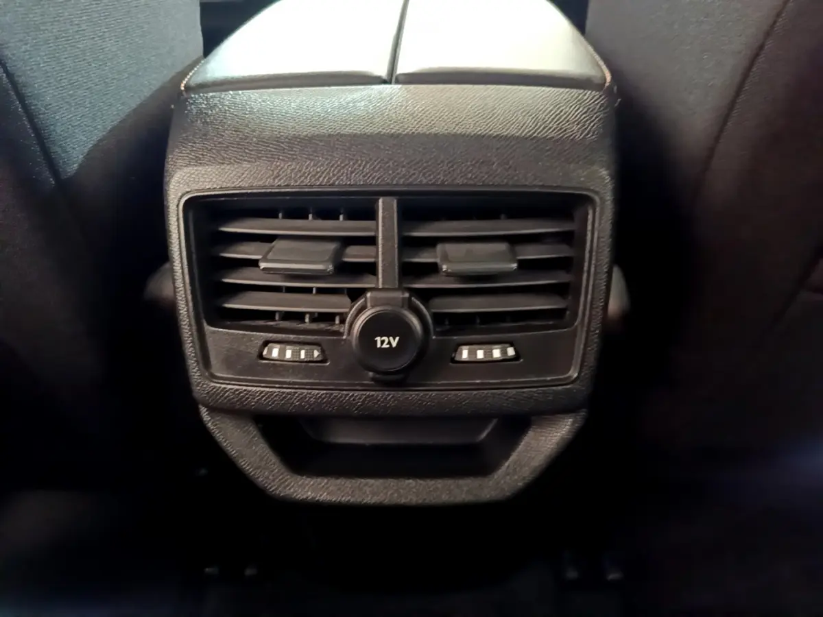 Gros plan sur la ventilation arrière et prise 12V du Peugeot 3008 blanc, version Active Business 2020.