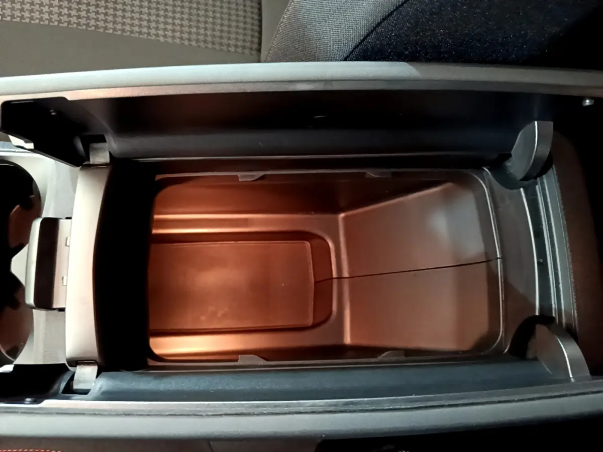 Vue plongeante sur le rangement central intérieur noir du Peugeot 3008 blanc version Active Business 2020